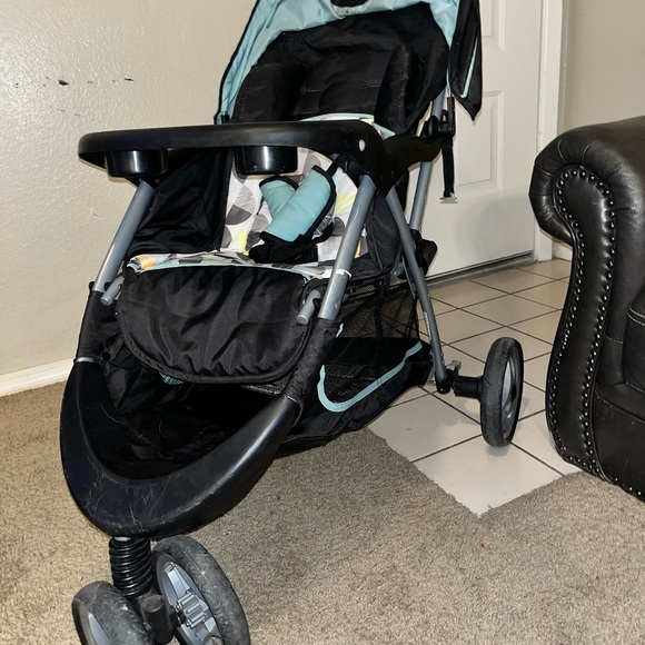 Clothes from 18m-24m
$60 stroller & car seat $35 box of clothes $15 shoes - Picture 4 of 10